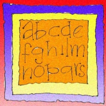 Immagine di una piastrella quadrangolare in cui sono incise, in tre righe, diverse lettere dell'alfabeto. La piastrella è inscritta in una cornice formata da strisce di colore rosso, blu e giallo.